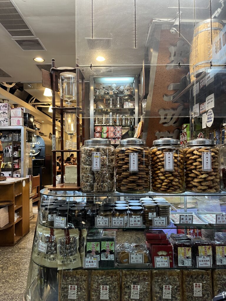 カフェの店先。レトロなお菓子が並んでいる。
