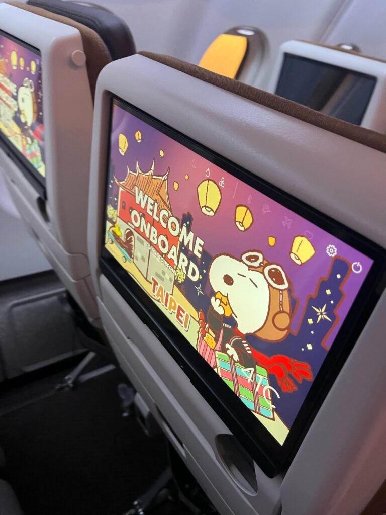 スターラックスの座席のモニター
スヌーピーがなんか食べてる