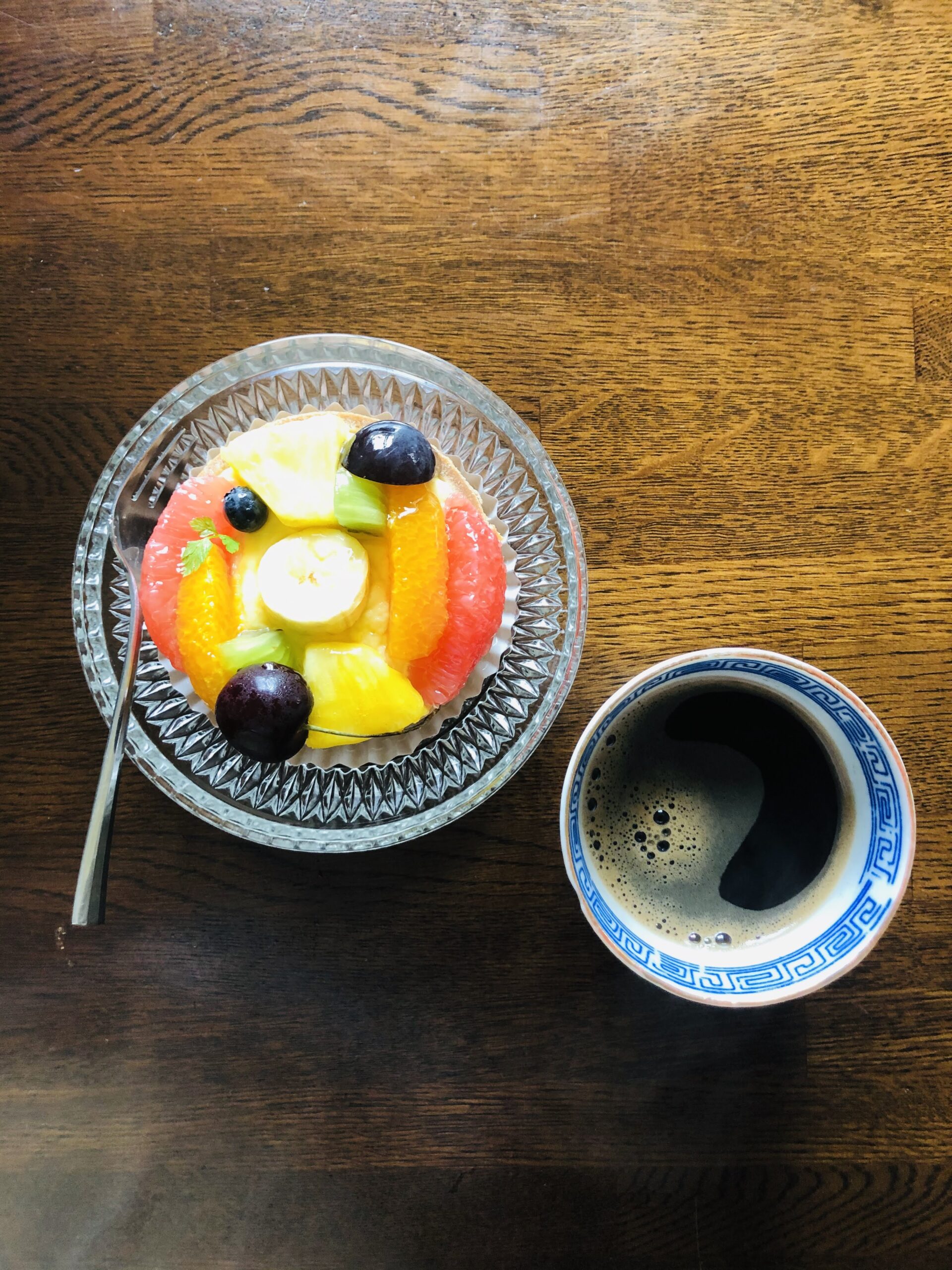 フルーツのケーキとコーヒー