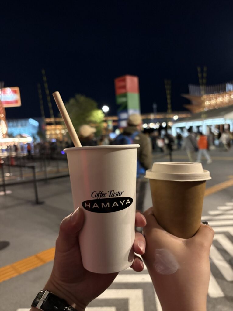 ホットコーヒーとマンゴージュース