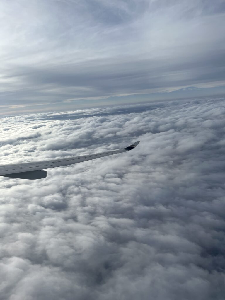 飛行機の翼と飛行機から見える雲