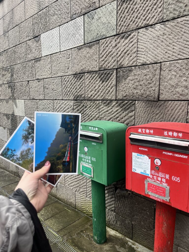 ハガキとポスト