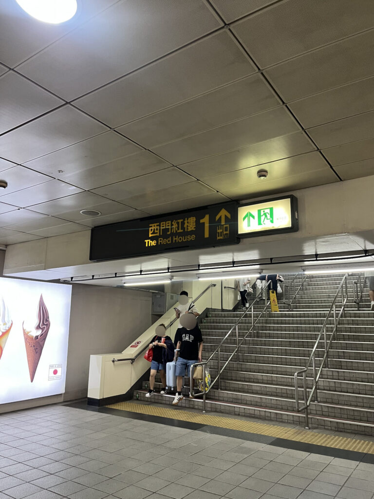 駅出口